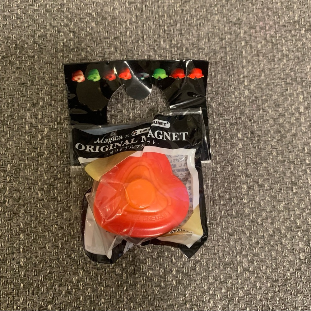 BNIB Le Creuset 4cm Fridge Magnet - Heart Shaped Petit Casserole Flame Orange